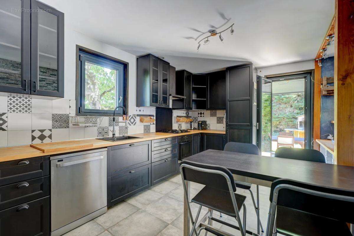 Maison de 8 pièces de 170 m² à Saint-Laurent-de-Mure - photo 7