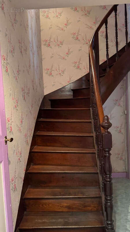 Maison de bourg de 157 m² avec jardin clos et garage - Beau potentiel - photo 8