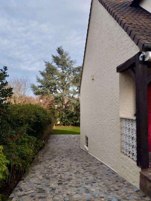 Maison à SAINT-ARNOULT-EN-YVELINES