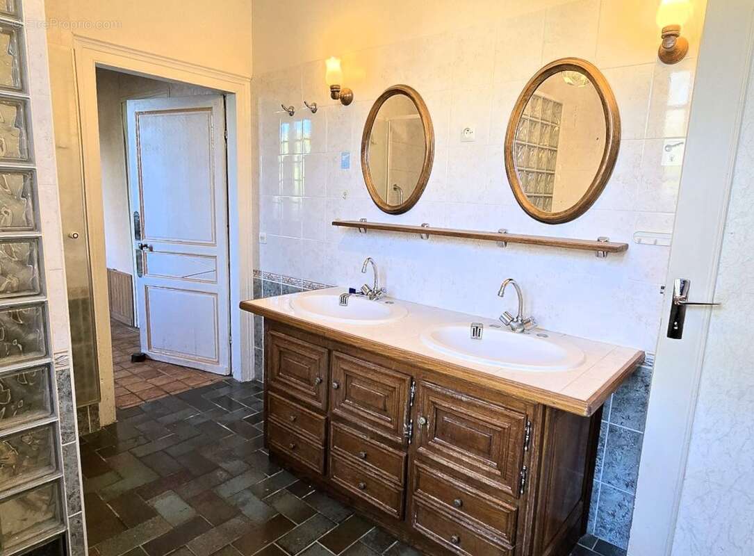 Salle d&#039;eau - Maison à SAINT-THIBAULT