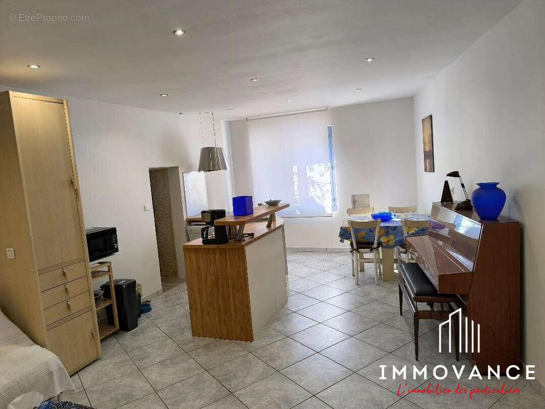 L'appartement, son salon avec son coin cuisine   - Maison à LAVERUNE