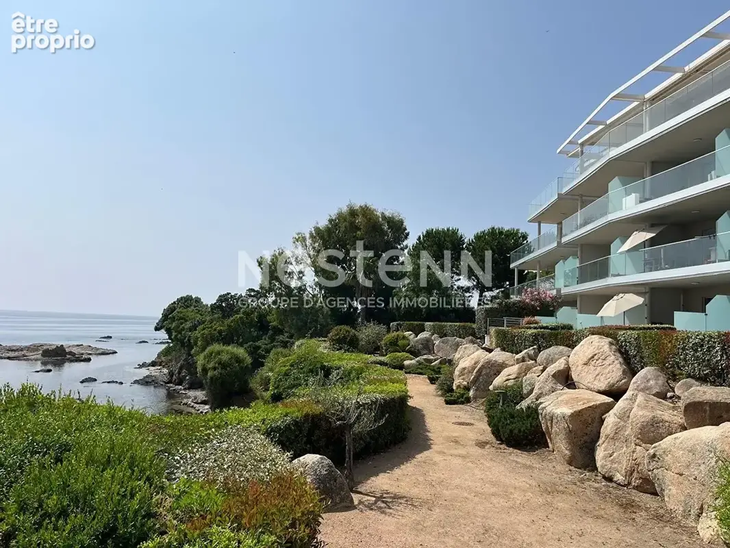 Appartement 3 pièces de 74 m2 situé en bordure de mer au centre du village, à l'entrée du port. - photo 25