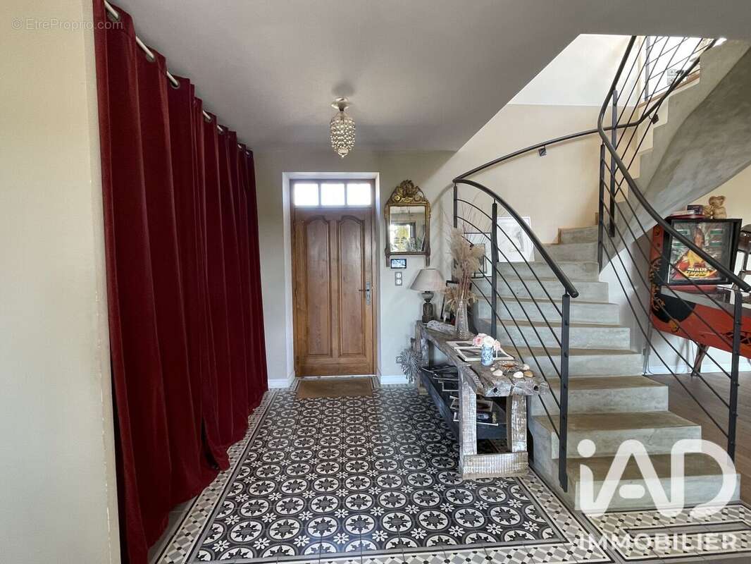 Maison 305 m² à Sigalens  - photo 7