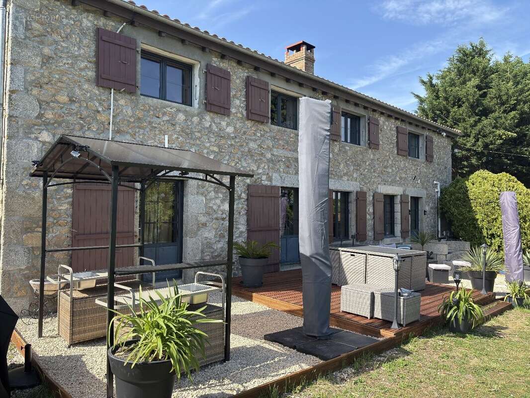 Propriété de caractère - 330m² - 11 000m² de terrain - photo 3