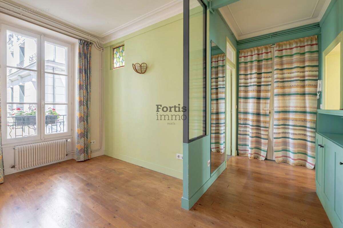 Appartement à PARIS-14E