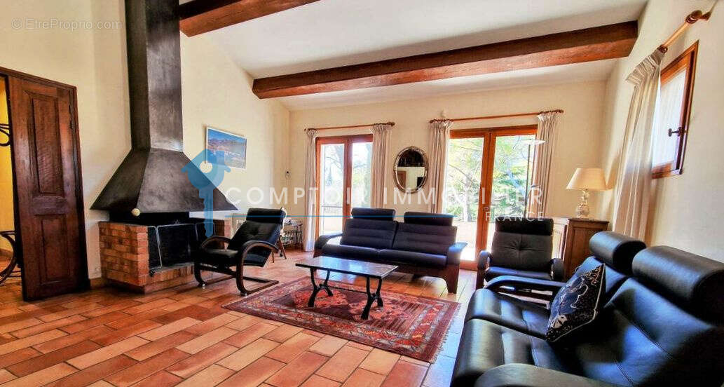 Collines - secteur residentiel - spacieuse villa 5 chambres avec piscine et dependances - photo 8