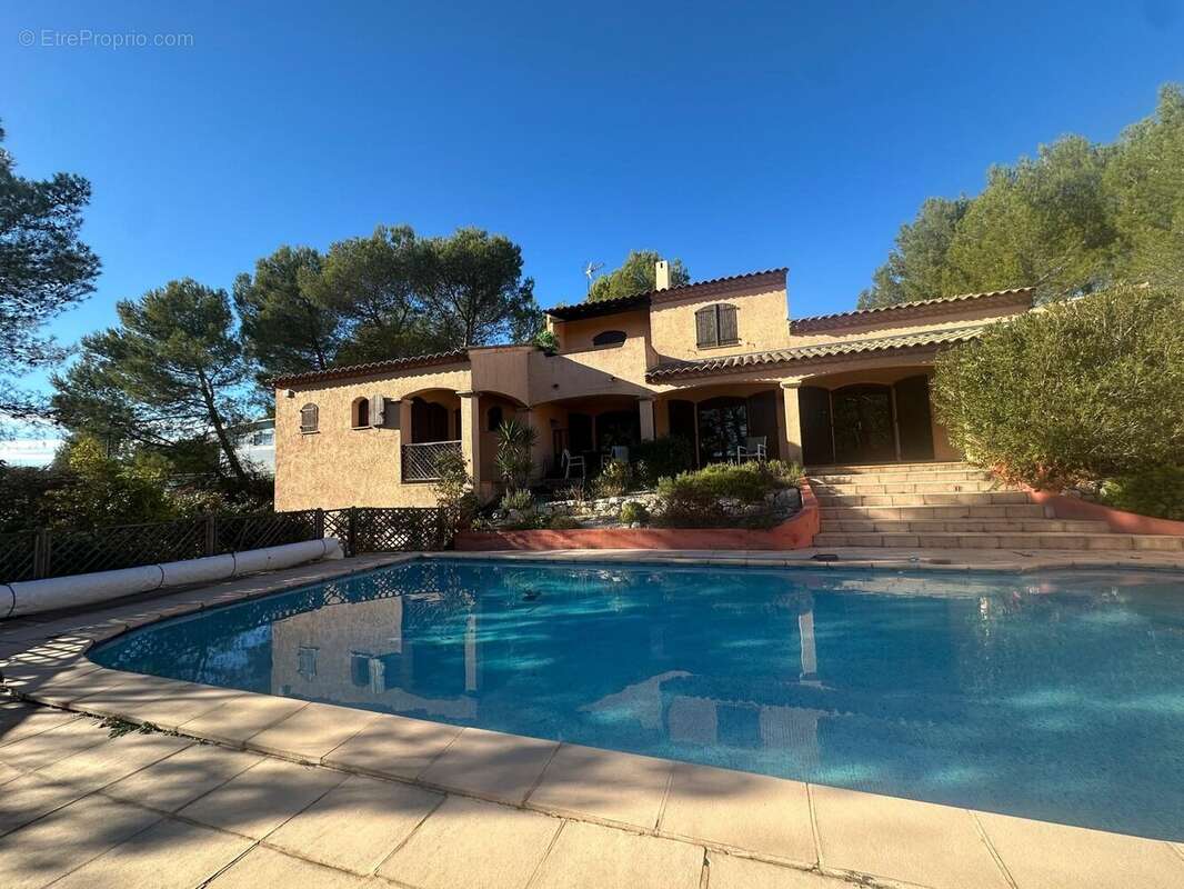 Maison à SAINT-CLEMENT-DE-RIVIERE