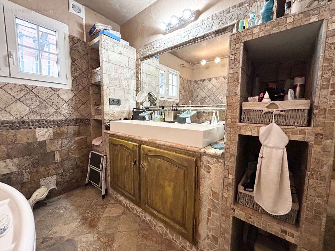 Maison à SAINT-QUENTIN-LA-POTERIE