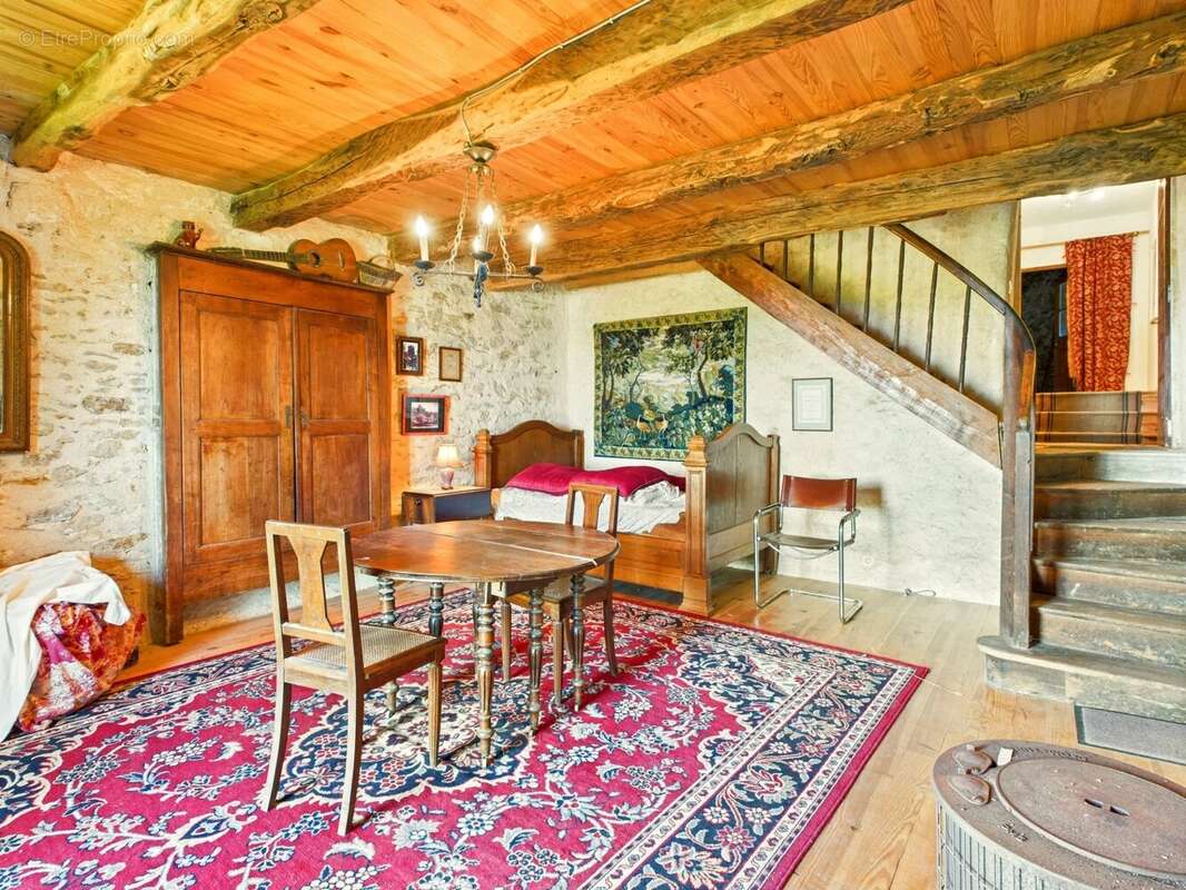 Charmante maison en pierre avec jardin, vue et grand potentiel - photo 4