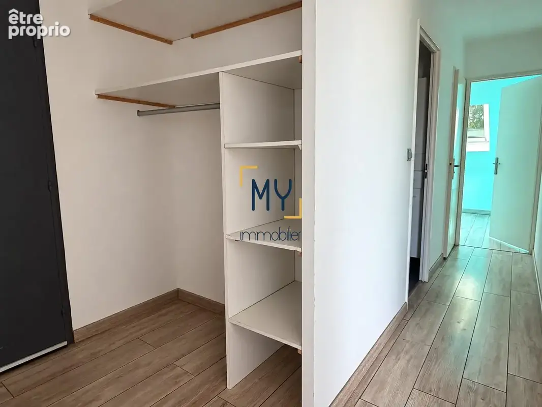 Grand Hall d'entrée avec rangement en Appartement bien situé en copropriété sécurisée avec Stationnement en sous-sol  à vendre à Villeneuve-d'Ascq 59650 MY Immobilier