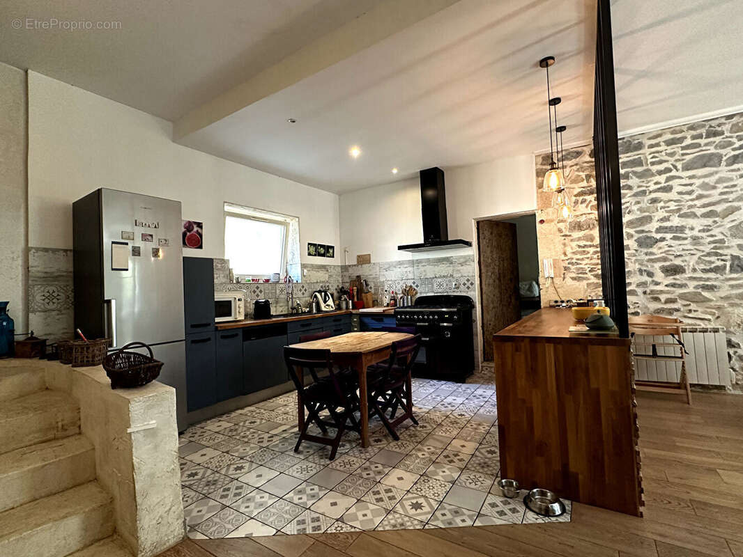 Caveirac Maison en pierres 4 chambres avec cour et parking - photo 7