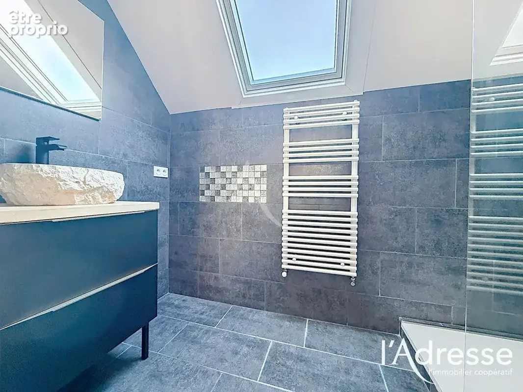 Maison entièrement rénovée avec piscine chauffée et grands garages - photo 9