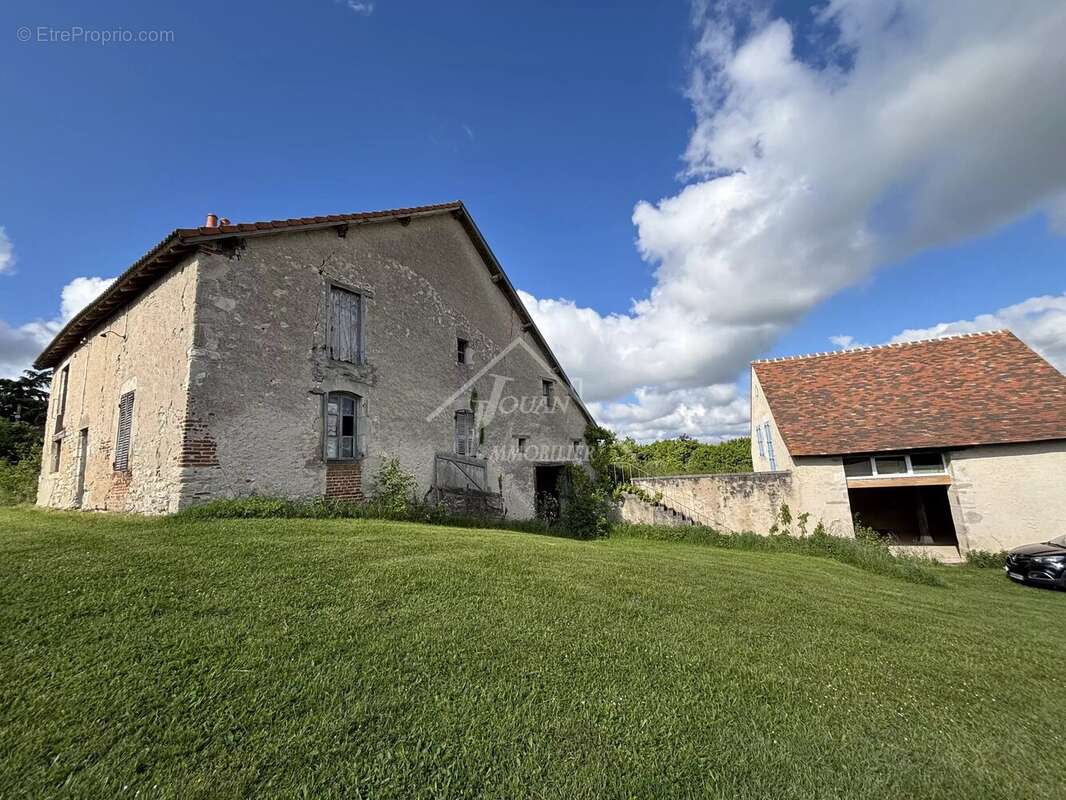 Propriété de caractère proche CHARROUX - photo 2