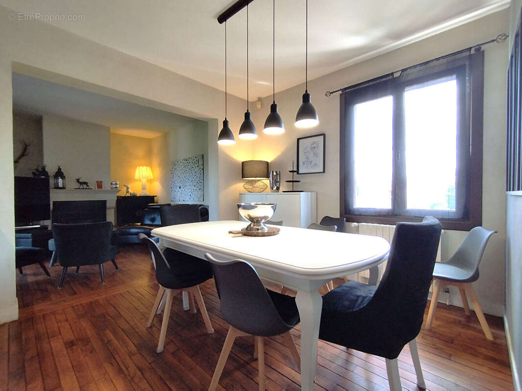 Un véritable cocon familial avec 5 chambres, deux garages et un magnifique jardin, à seulement quelques minutes de Tours et de l - photo 5