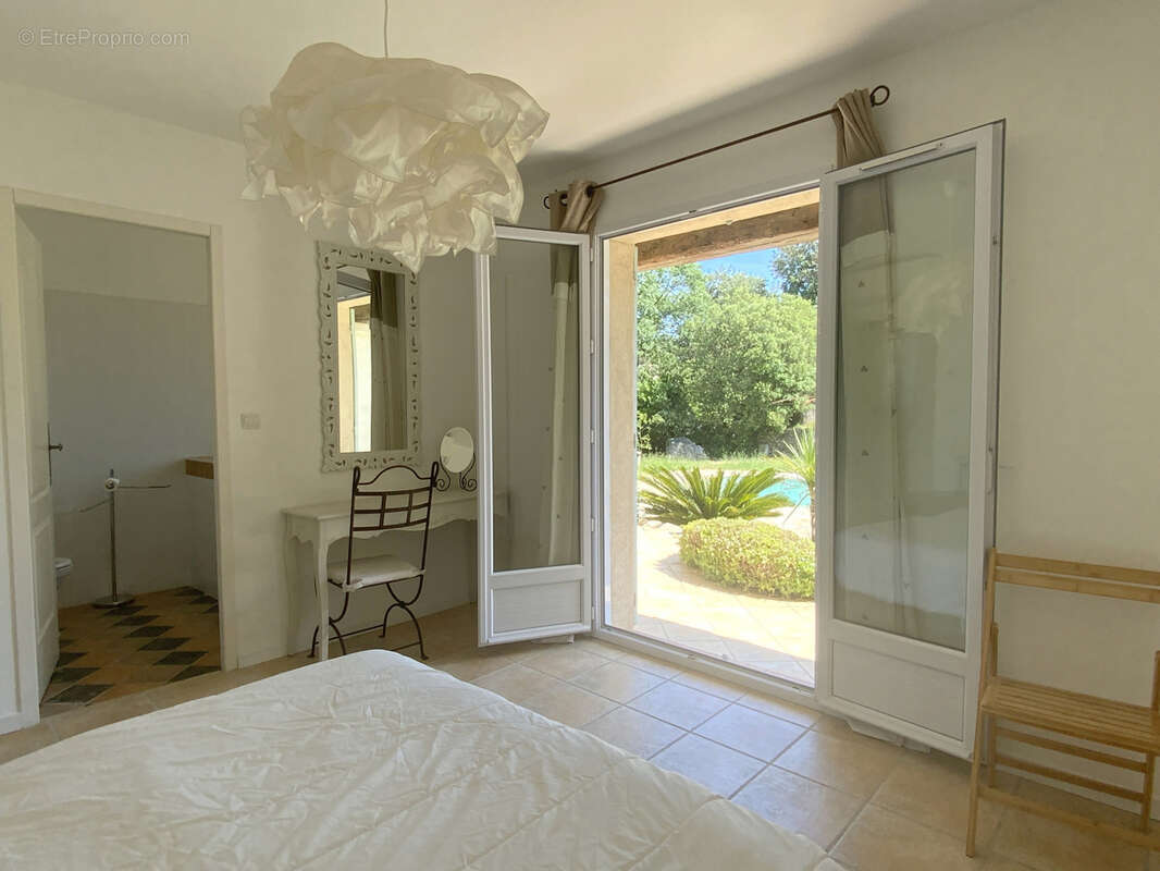 A 3 km d'Uzès, belle bastide sur 4200 m2 de terrain avec piscine. - photo 14