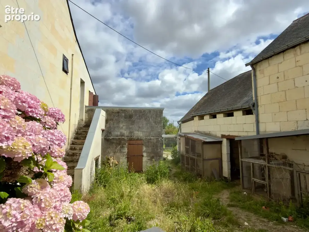 LES ROSIERS SUR LOIRE, Maison en pierre à rénover de 84m²/120m² développables avec dépendances et jardin - photo 4
