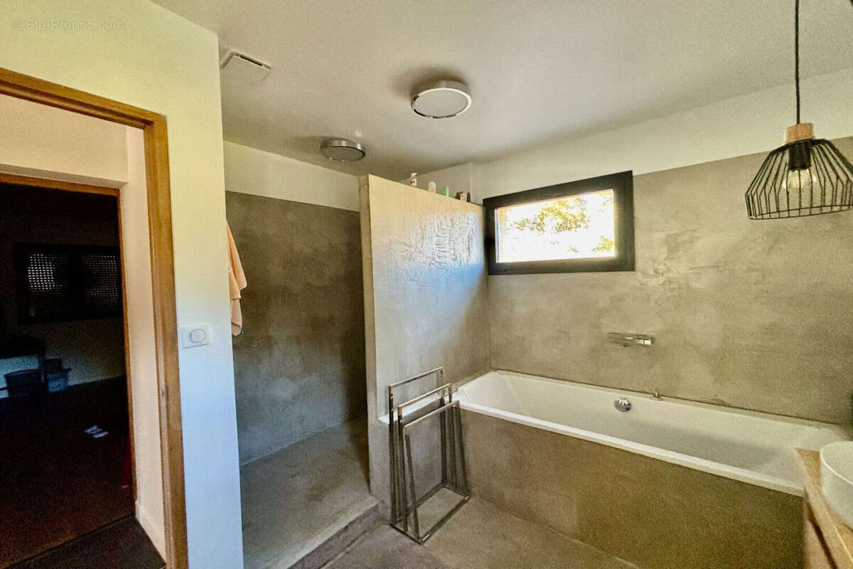 Maison à SIMIANE-COLLONGUE