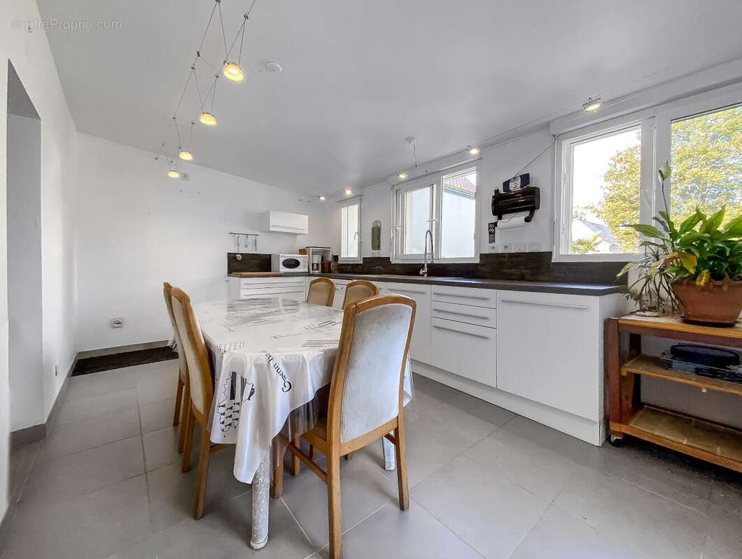Jolie maison en pierre proche des plages avec grand jardin, puits et dépendance - photo 10