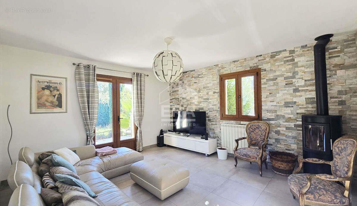 Vernègues !Maison familiale de 198 m² avec vue dégagée sur les collines - photo 4