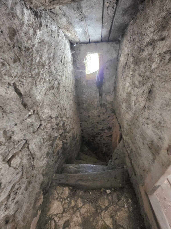 A 5 minutes de Tallard, pour investisseur ou première acquisition , maison de village à rénover hors d'eau, h - photo 5