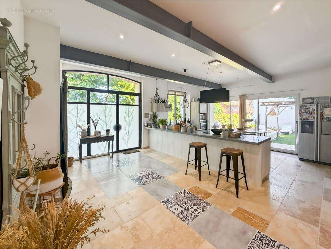 Chai rénové en loft de 152m², jardin, piscine, DPE A - photo 3