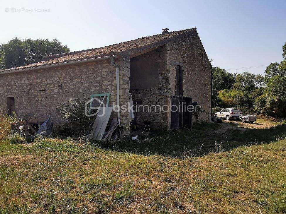 Maison en pierre avec granges, hangar, garage et terrains - Gros potentiel - photo 10