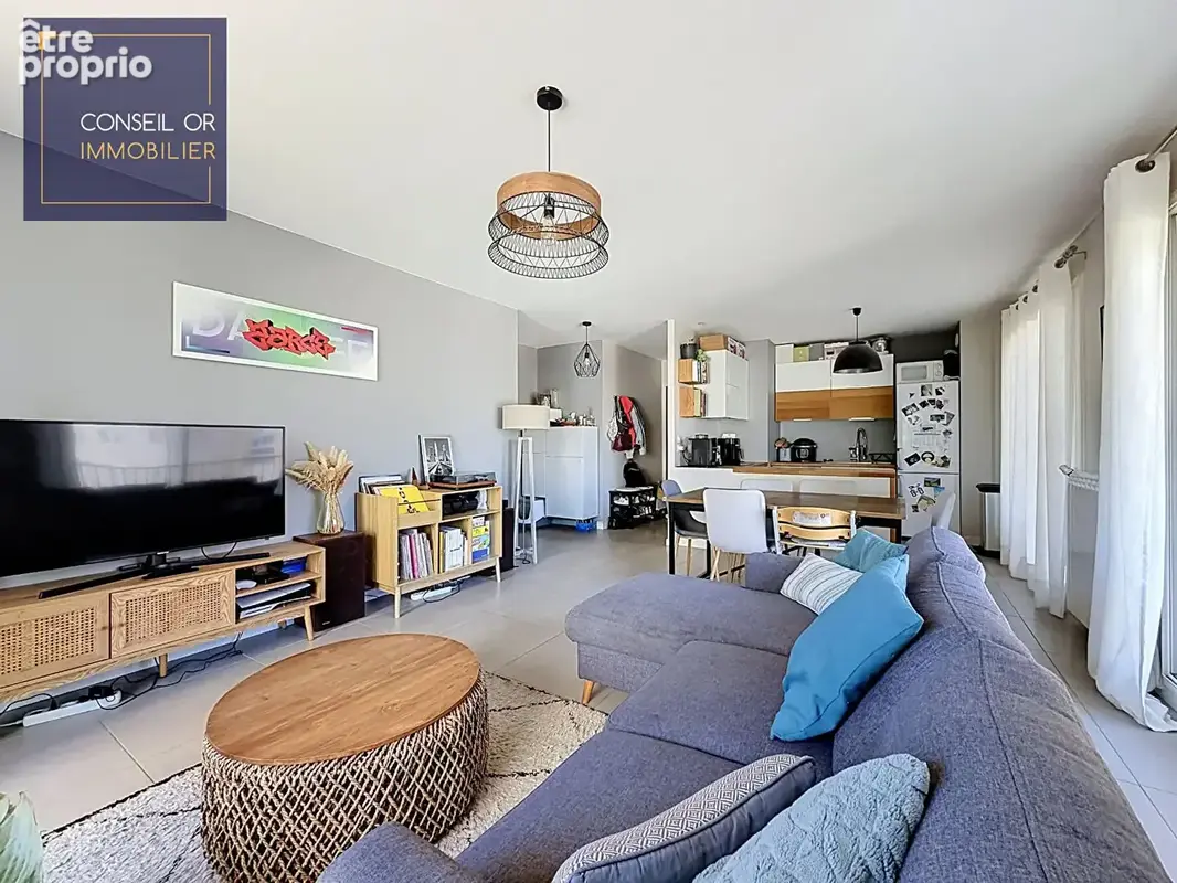 T3 - 69 m2 - 2 chambres - balcon - parking et cave - photo 8