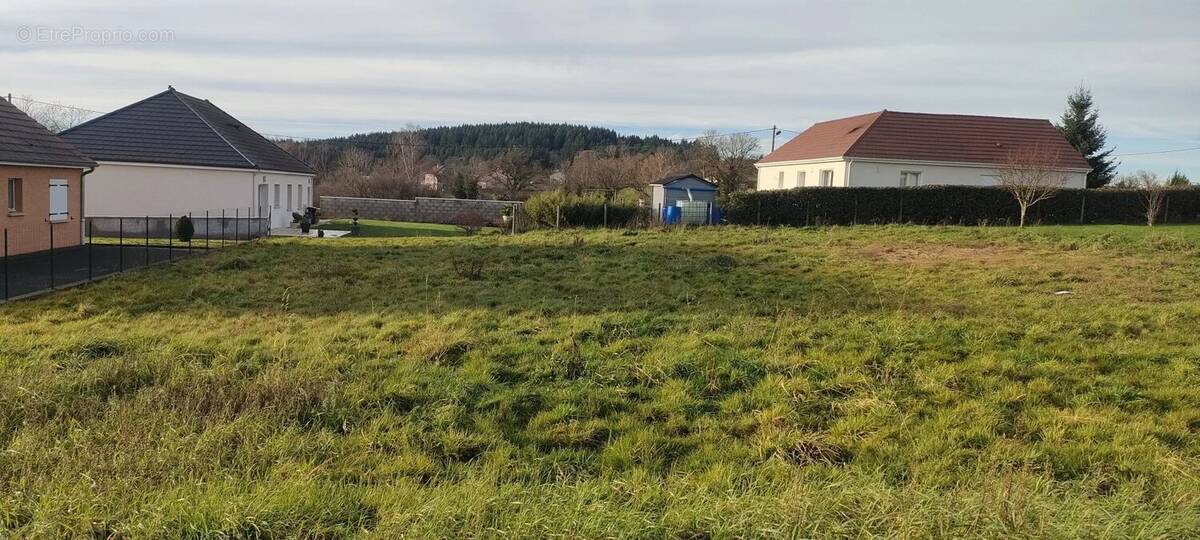 Terrain à SAINT-BONNET-DE-JOUX