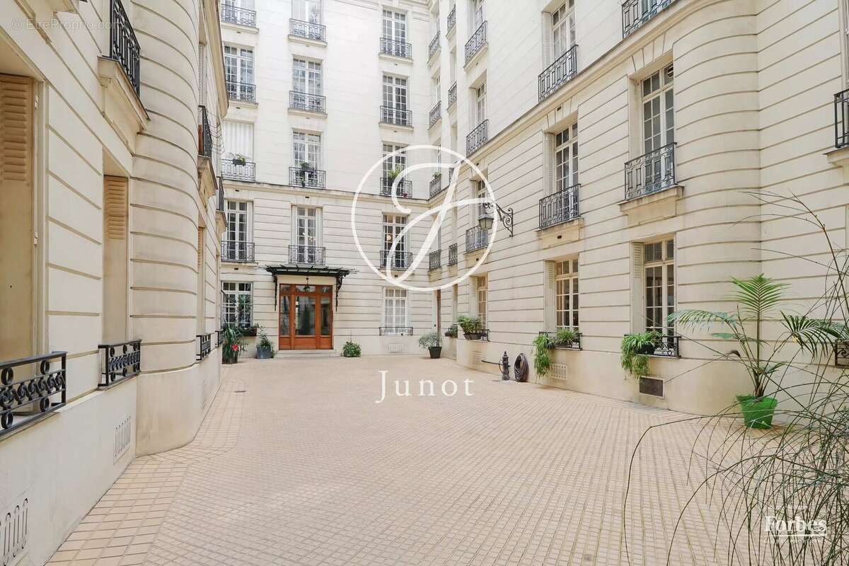 Appartement à PARIS-17E