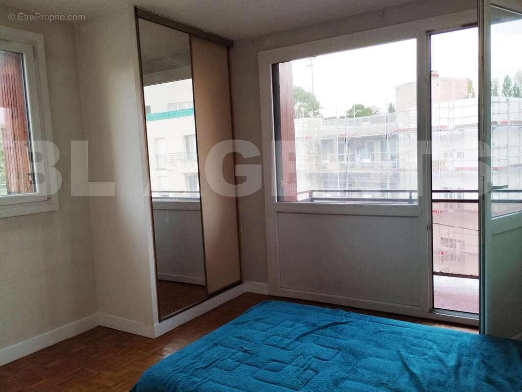 Chambre 1 - Appartement à LIVRY-GARGAN