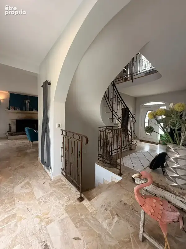 Maison de 220 m2 avec 6 pièces -2 dépendances et une piscine. - photo 5