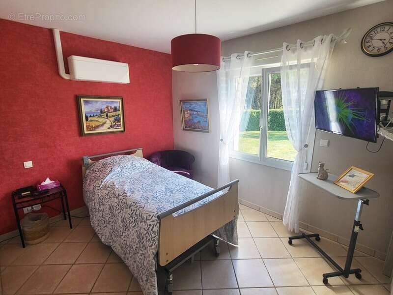 villa plain-pied 205 m², 5 chambres , espace indépendant , 1h de Bordeaux, 3h de Paris - photo 8