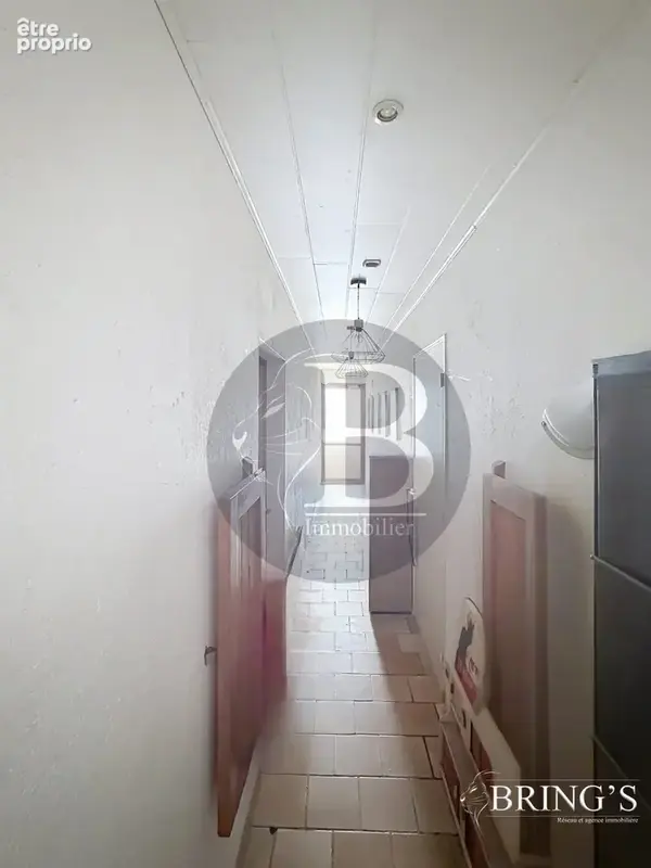 Entrée avec accès logement RDC et escalier 