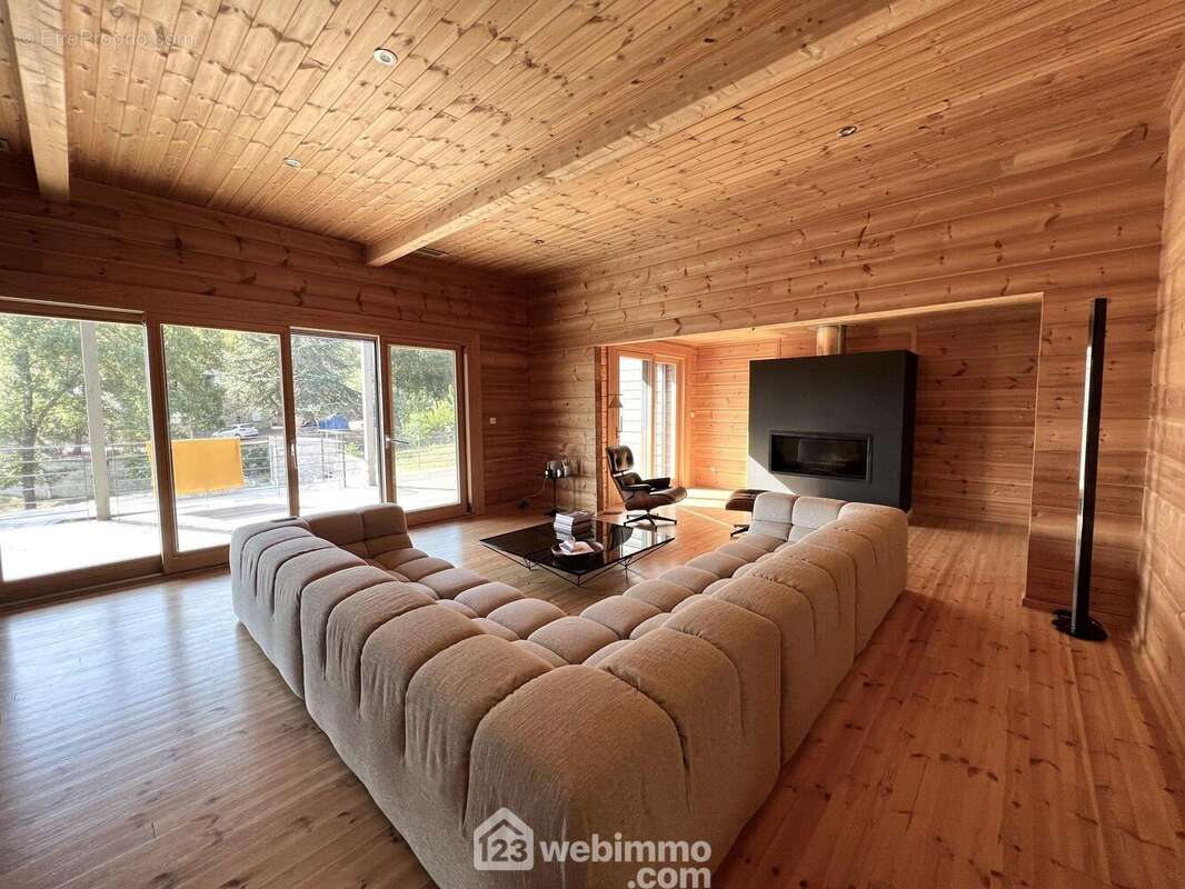 Le salon cheminée et sa grande baie vitrée - Maison à CORTE