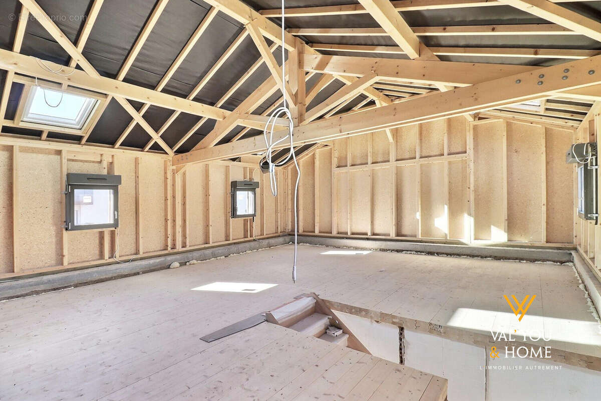 Appartement à LA TOUR-DE-SALVAGNY