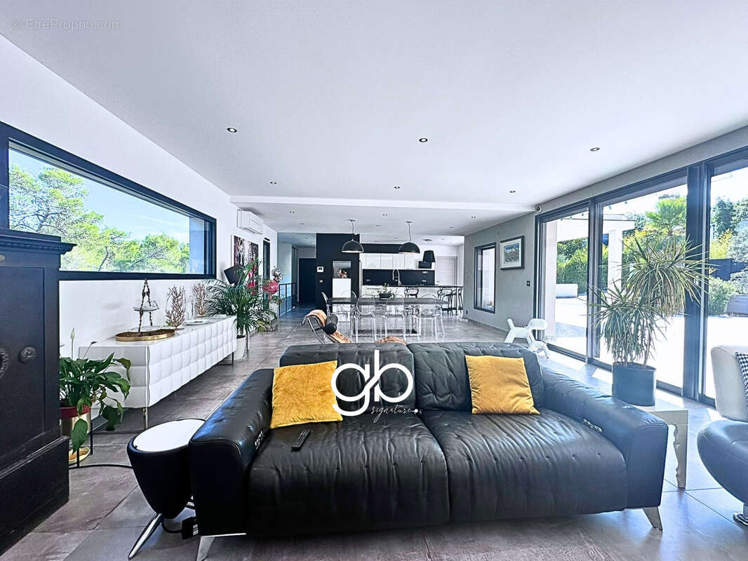 Maison à SAINT-CLEMENT-DE-RIVIERE