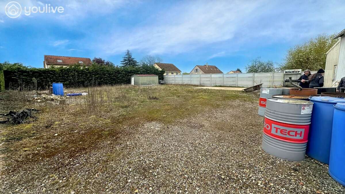 Commerce à MONTIGNY-LE-CHARTIF