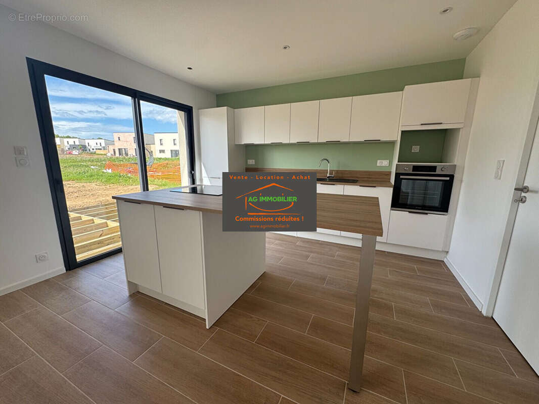 Maison à LA CHAPELLE-DES-FOUGERETZ