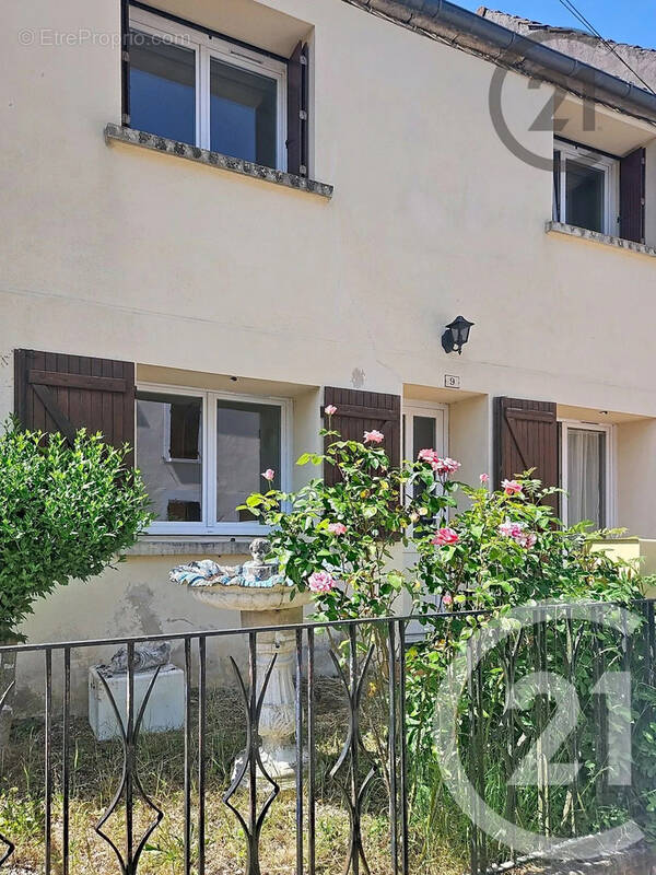 Maison à SAINT-CYR-LES-COLONS