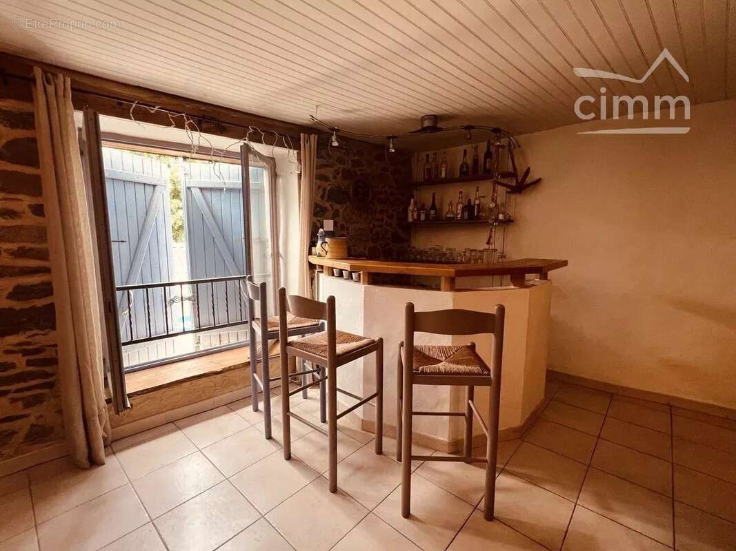 A vendre une grande maison avec jardin et garage - photo 15