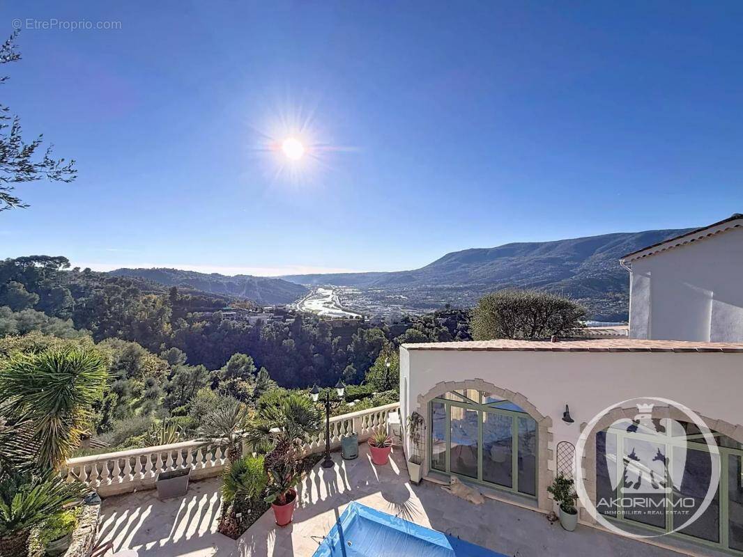 Maison à CASTAGNIERS