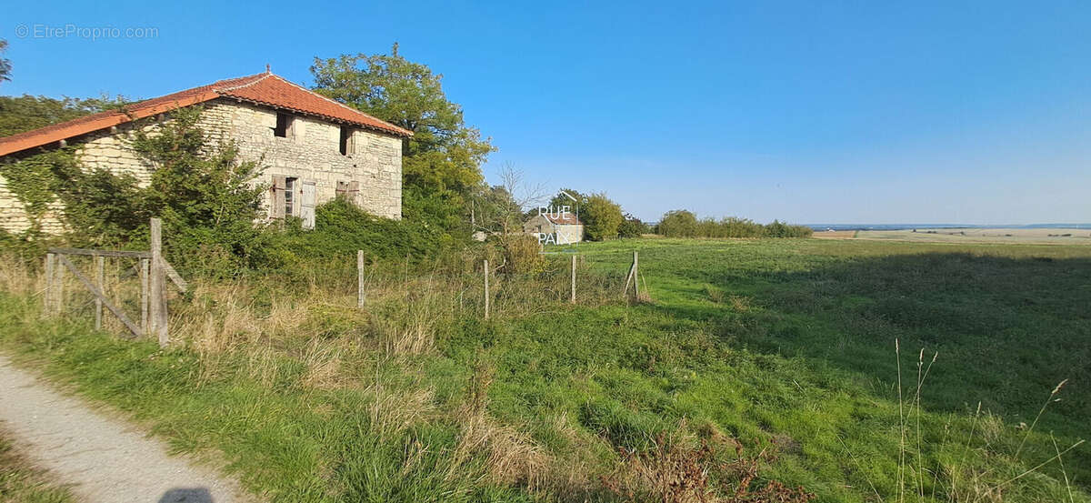 Autre à SAVIGNY-SOUS-FAYE