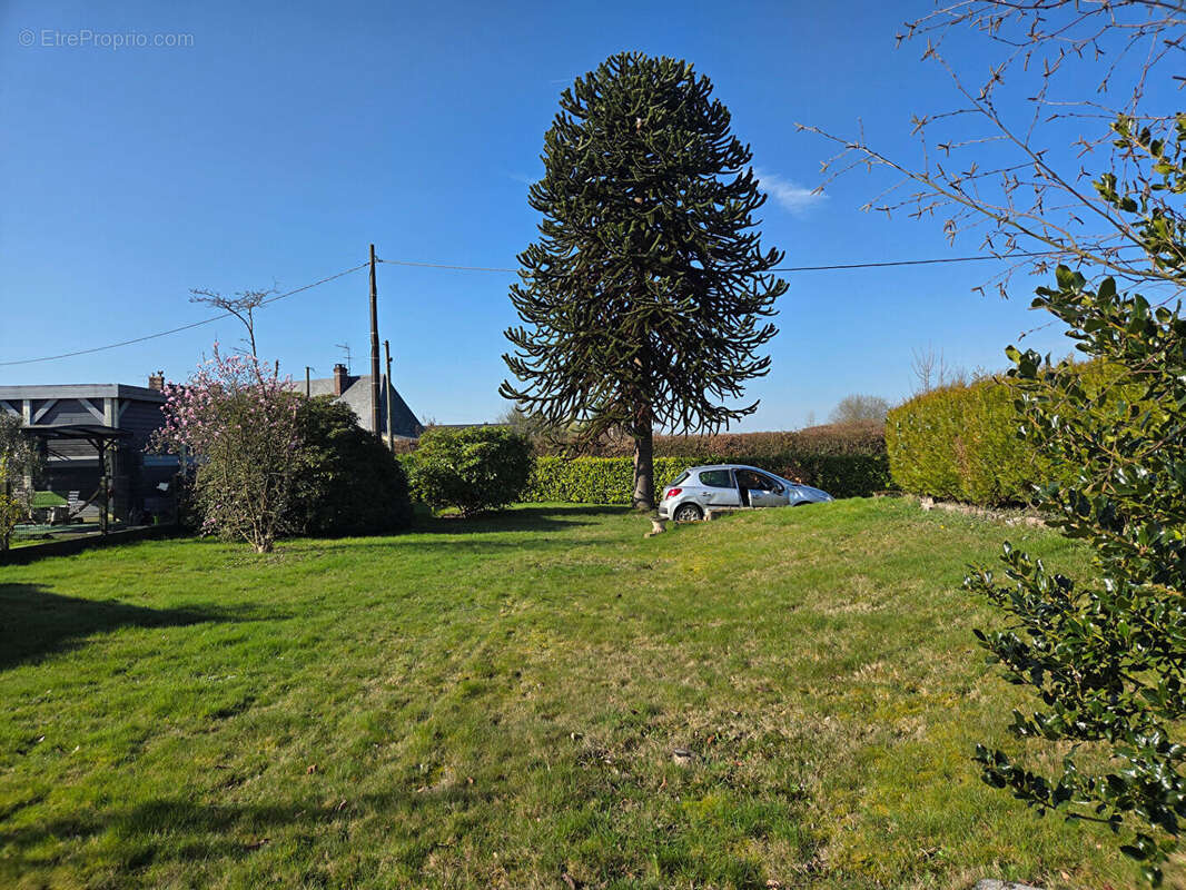 Maison à ILLEVILLE-SUR-MONTFORT
