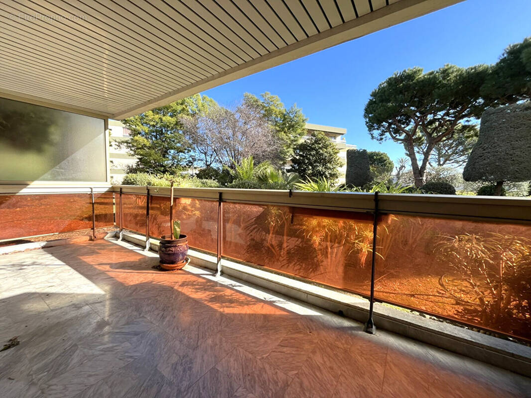 Appartement à SAINT-LAURENT-DU-VAR