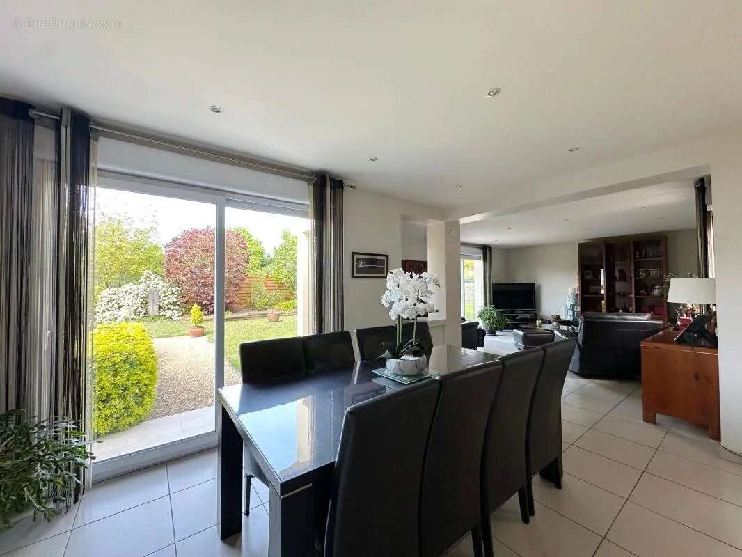 Rare et unique - Domaine de 240m2 (219 m2 carrez) - photo 3