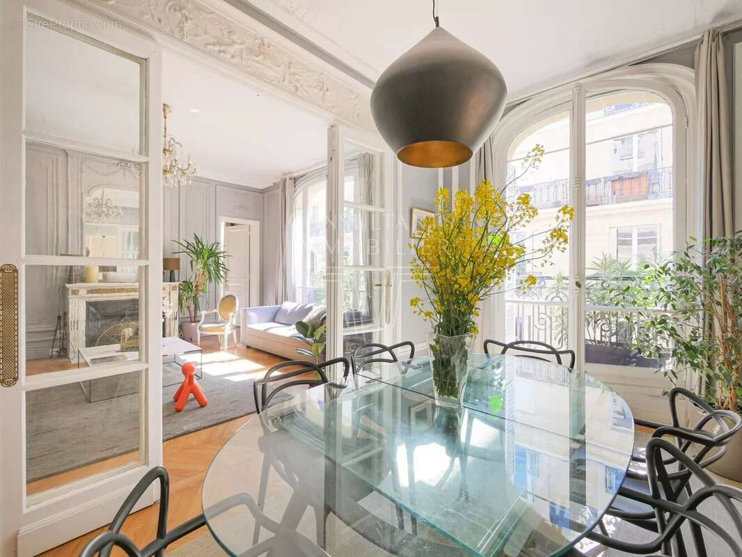 Appartement à PARIS-16E