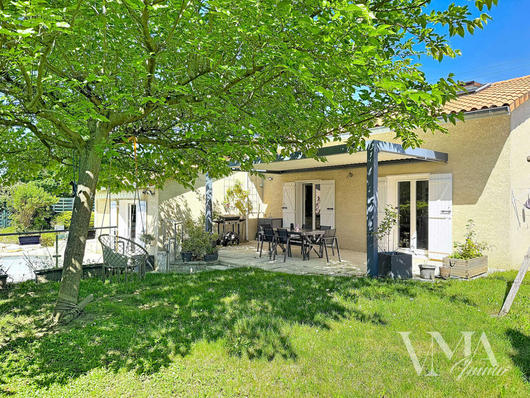 LA TOUR-DE-SALVAGNY   Maison familiale 7 pièces avec piscine 650 000 €  146 m2 Carrez  Terrain 631 m2 - photo 3