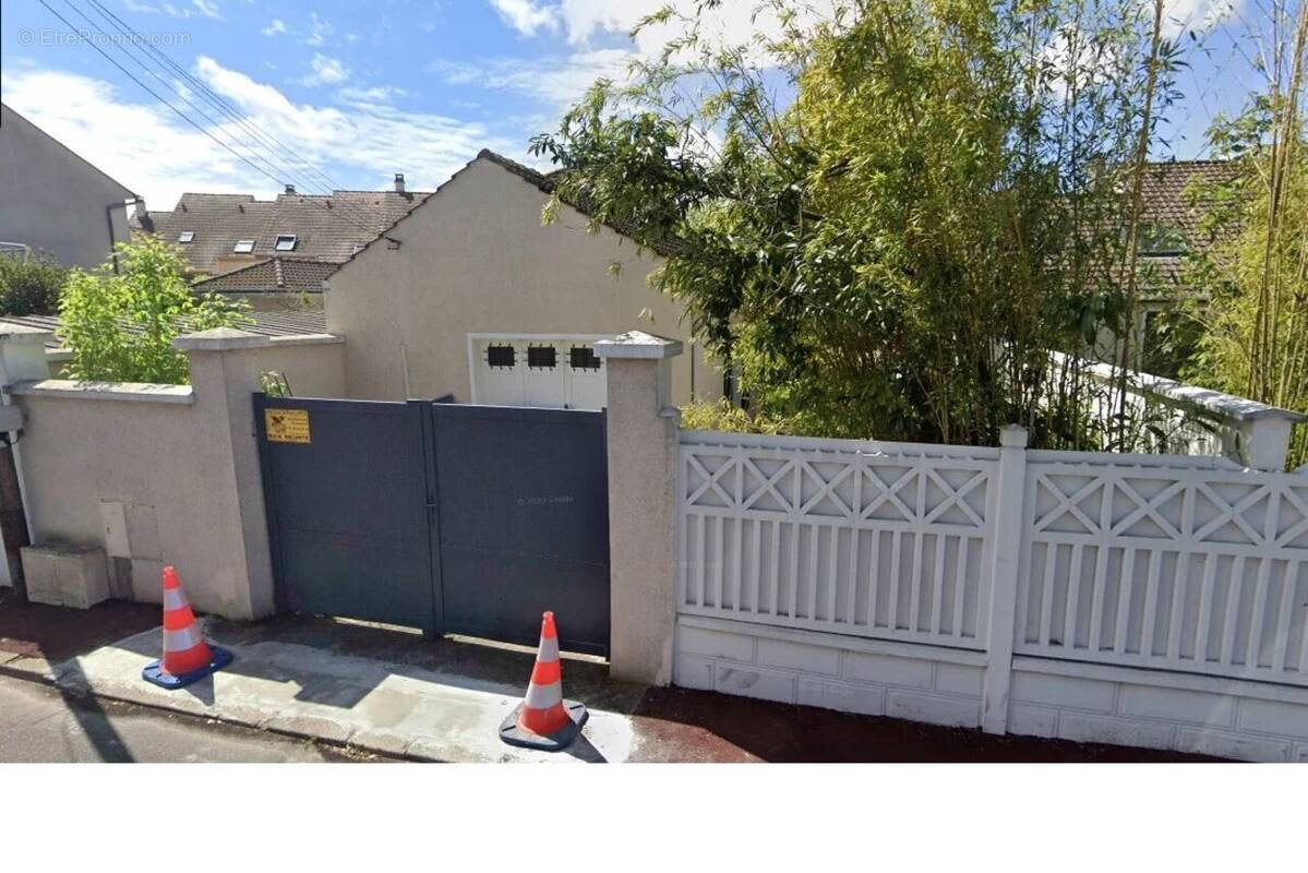 Terrain à SAINT-MAUR-DES-FOSSES