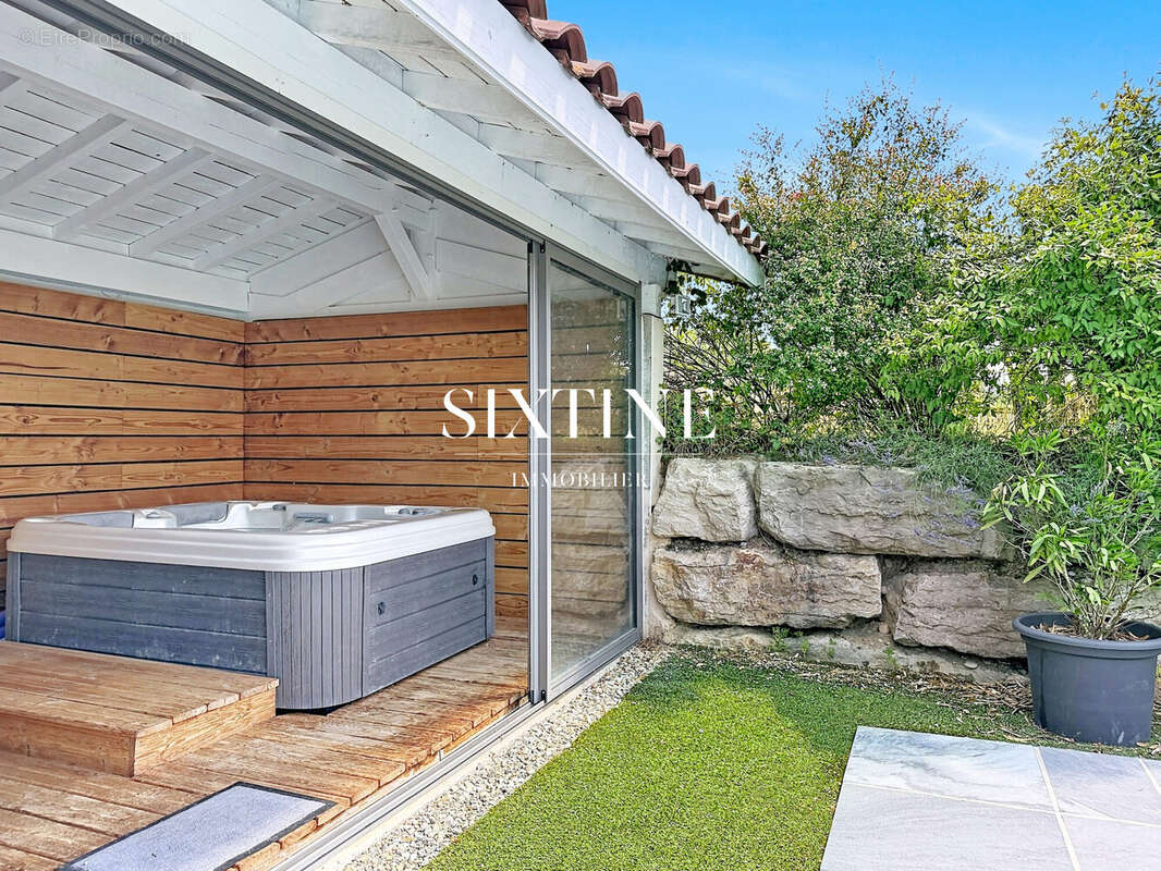 Maison 264 m² à Saint-Savin  - photo 4