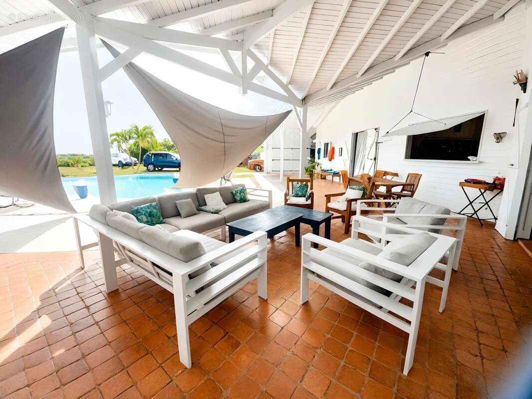 Villa d'exception de plain-pied 6 pièces, avec piscine, vue montagne – Le Gosier LE GOSIER (971) - photo 3